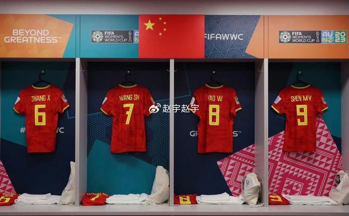 对方笑着说：是不是声音变老了，所以也听不出来了？不过我听你的声音倒是没什么变化。